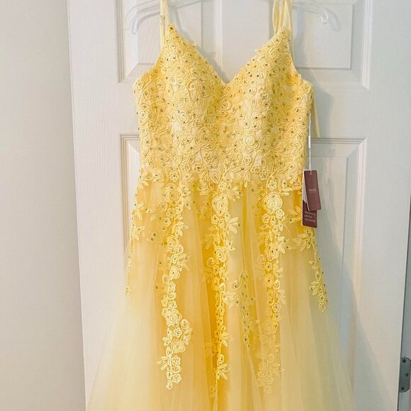 NWT: Prom Dress in Trendy Pale Yellow! Size 4 - Picture 5 of 5